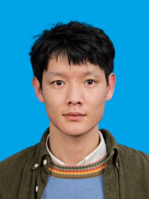 穿着蓝色衬衫的男孩AI 生成的内容可能不正确。